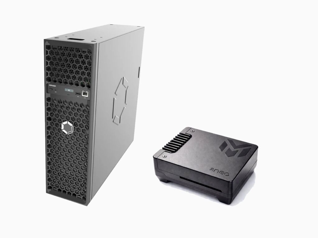 MINEOMATBOX HOME neben Canaan Avalon Q Bitcoin-Miner