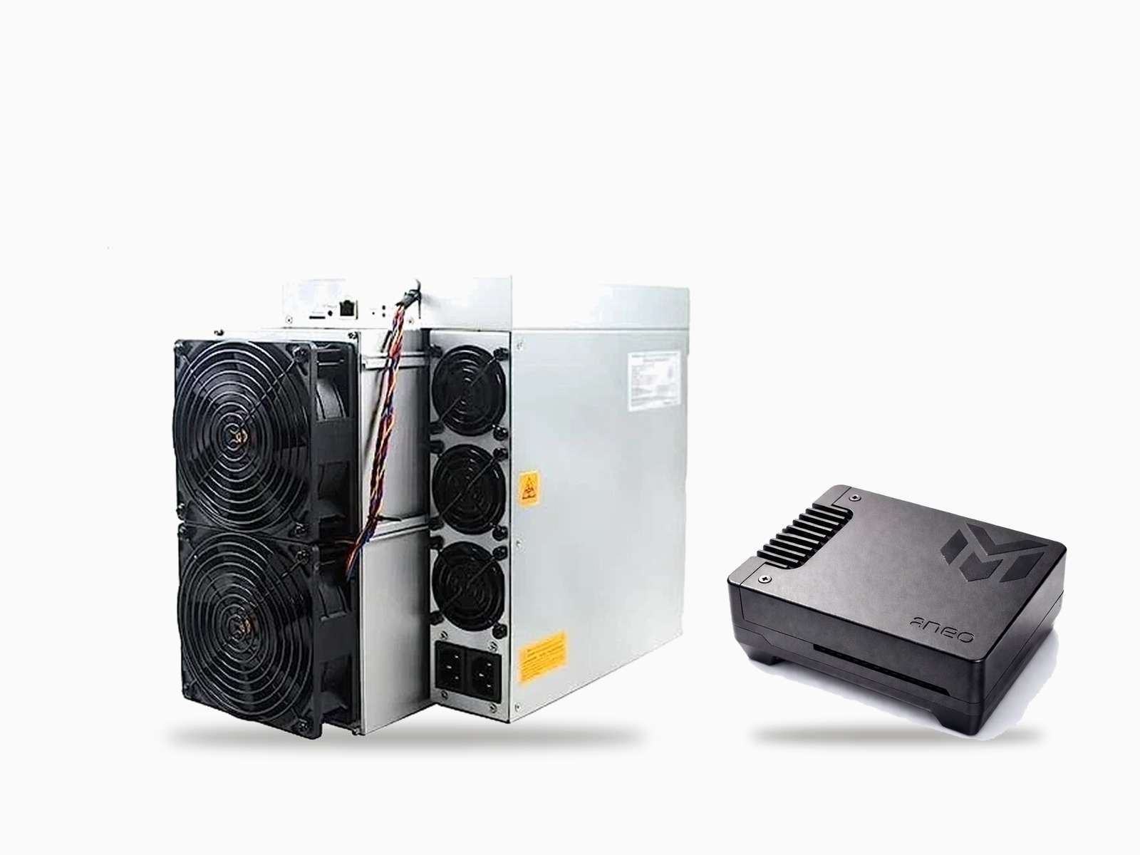 MINEOMATBOX HOME neben Antminer S19k Pro Bitcoin-Miner